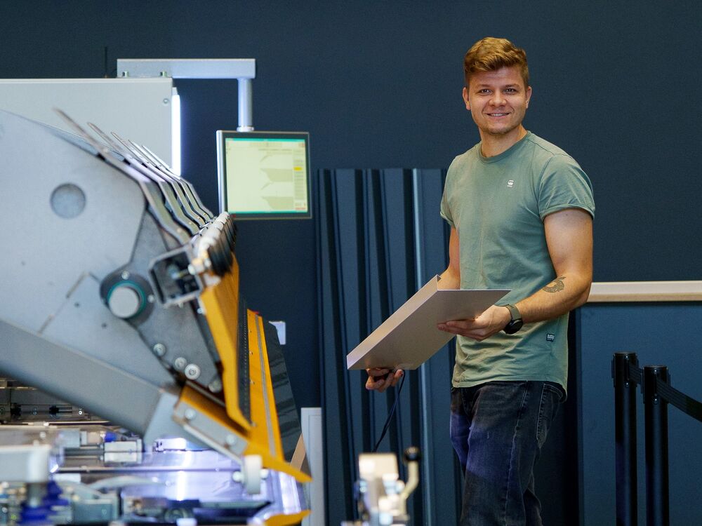 Anwendungstechniker Lukas Toplitsch ist gelernter Spengler und hat sichtlich Freude daran, mit dem innovativen TD Doppelbieger von Thalmann hochpräzise Blechprofile herzustellen.